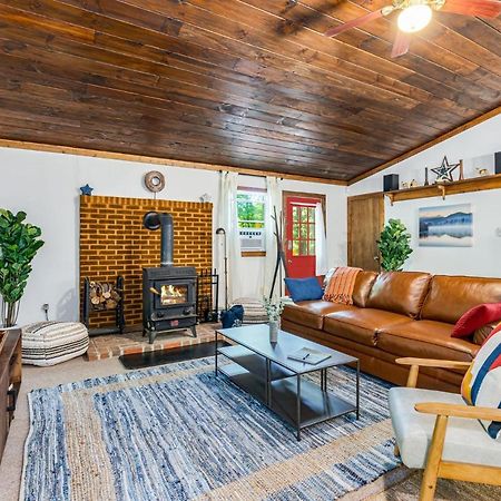 Secluded W Hot Tub, Fire Pit, Deck & Updated Wifi Great Cacapon Exterior photo